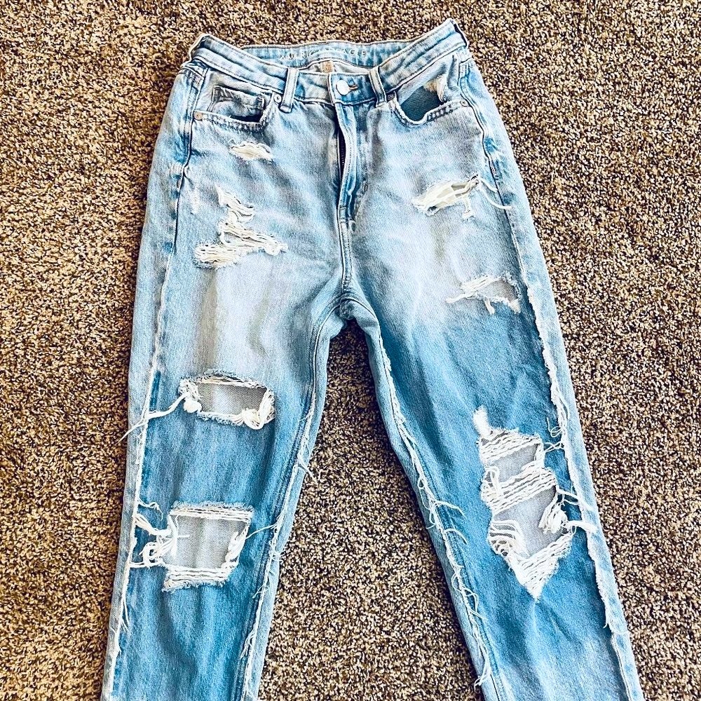 American Eagle High Waisted tapered & ankle skimming Ripped Mom Jean in size 28